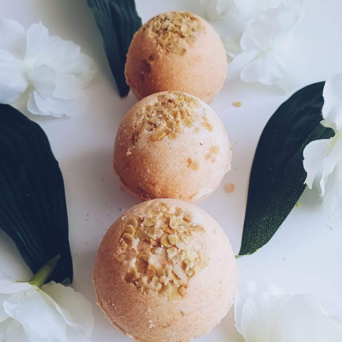 Hydrating Oats Bath Bomb-Fizzy Aromatic Bath Bomb with Oats (75g Each) - Pack of 3 - aaranyam.com