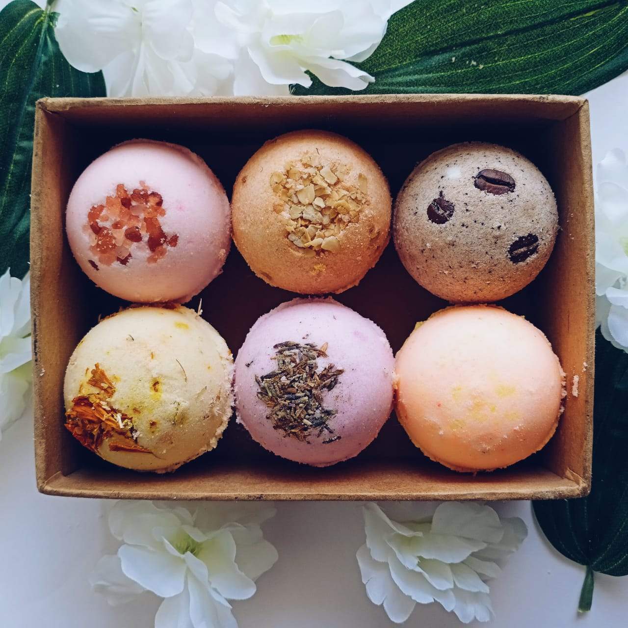 Fizzy Aromatic Bath Bomb with Lavender Buds (75g Each) - Pack of 6 - aaranyam.com