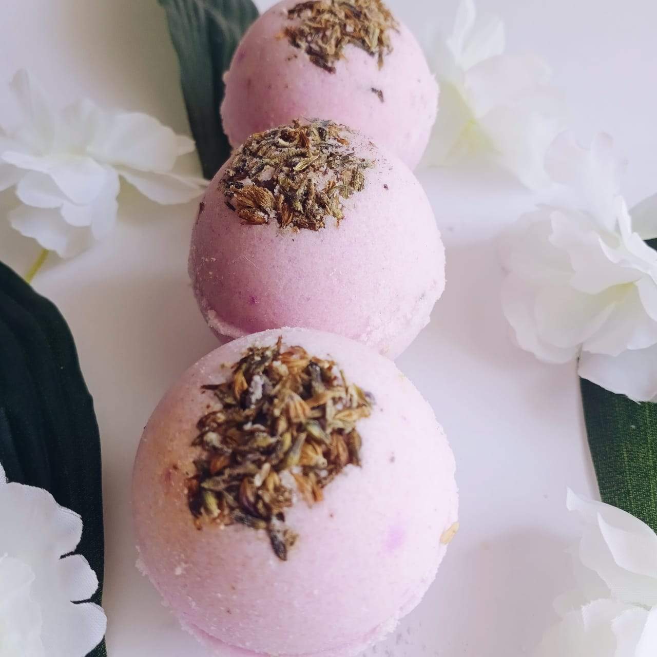 Lavender-Bath Bomb-Fizzy Aromatic Bath Bomb with Lavender Buds (75g Each) - Pack of 3 - aaranyam.com